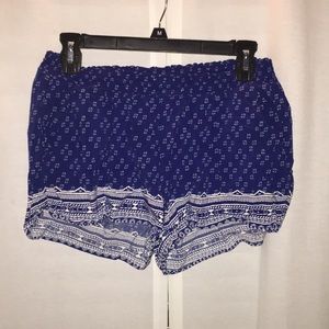blue and white patterned loose shorts